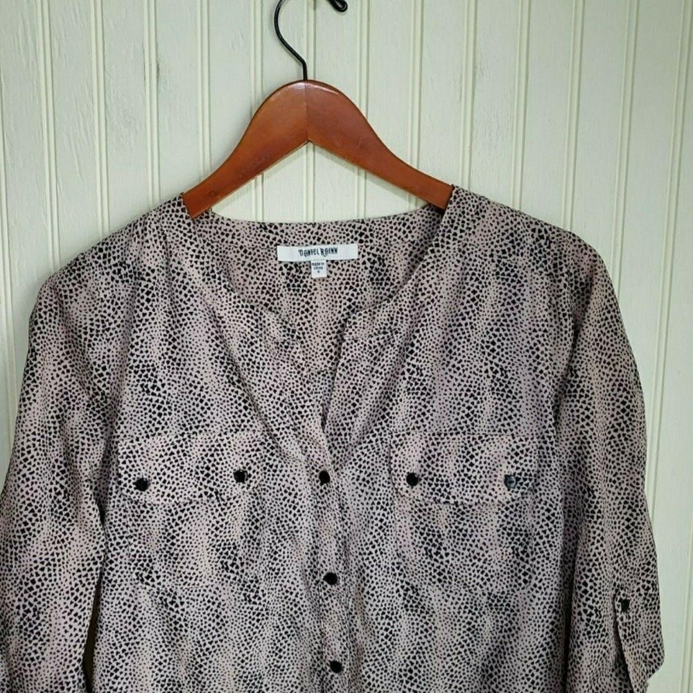 Daniel Rainn Blouse Womens Small Beige V‎ Neck Long Roll Tab Sleeve Tunic Top